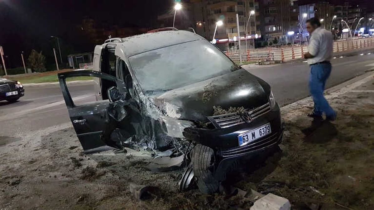 Hafif Ticari Araç ile Otomobil Çarpıştı: 2 Yaralı