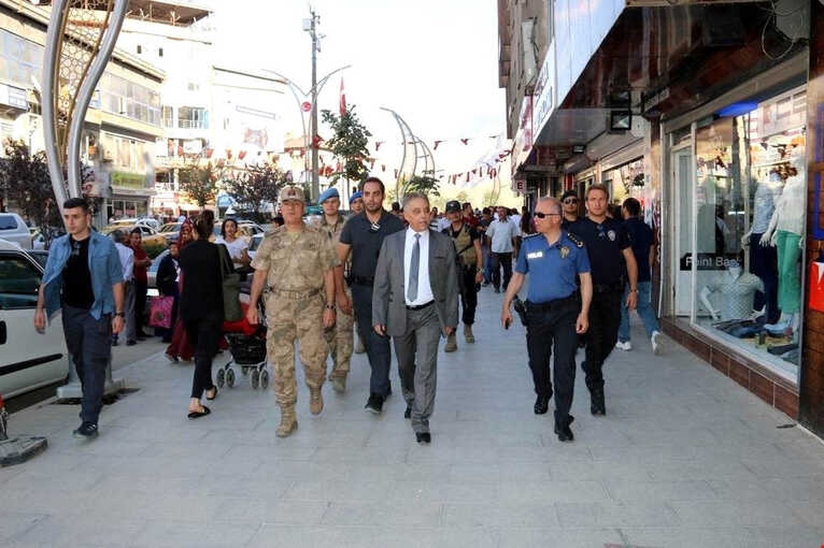 Hakkari Valisi Toprak, Esnafları ve Vatandaşı Ziyaret Etti