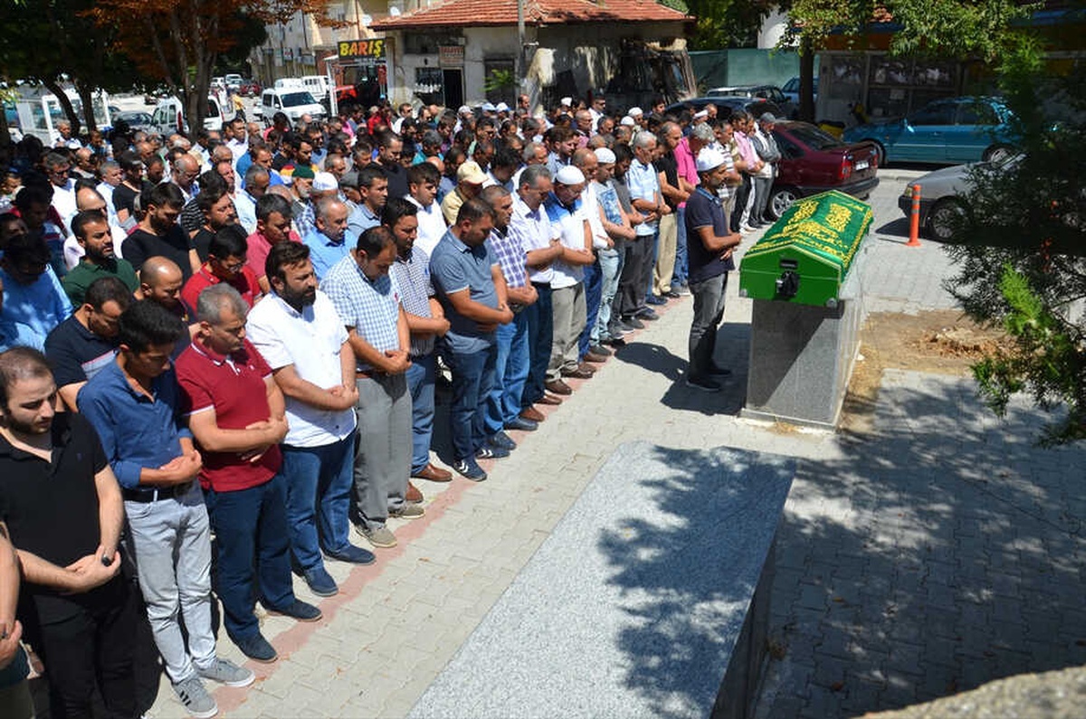 Halı Sahada Kalp Krizi Geçiren Öğretmen Öldü