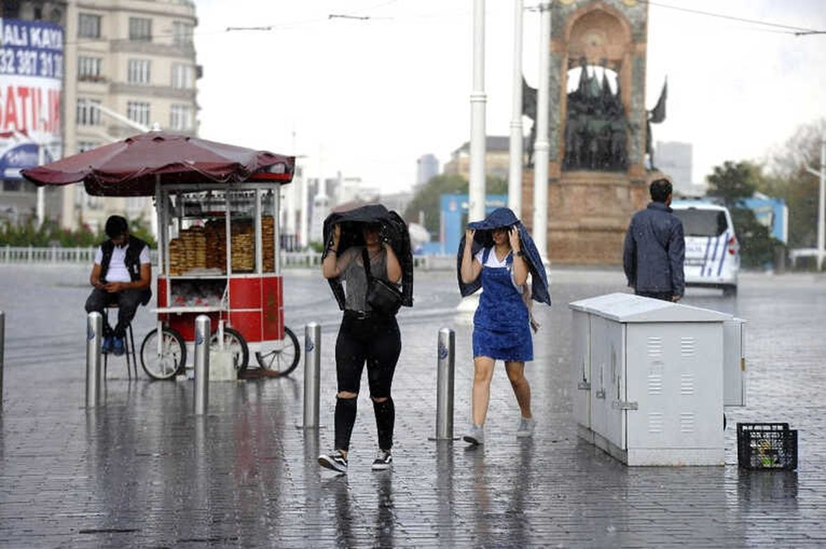 İstanbul\'da Sağanak Yağmur Etkili Oluyor