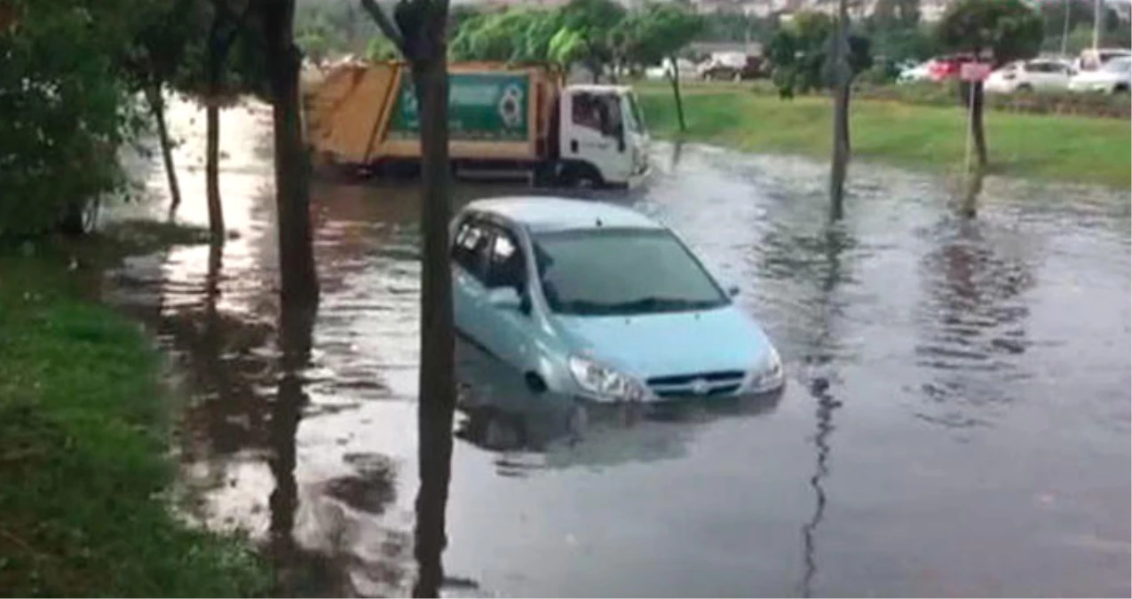İstanbul\'daki Yağış Sonrası Otoparkı Su Bastı, Araçlar Mahsur Kaldı