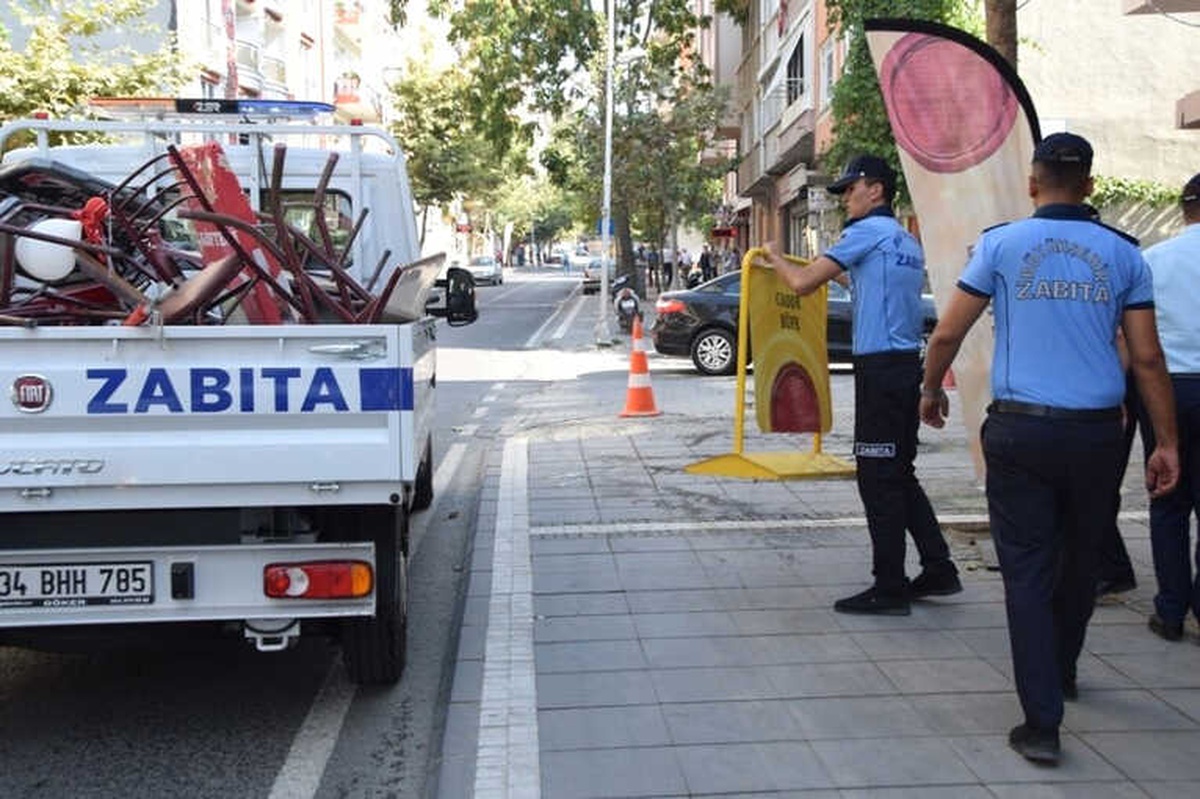 Kaldırım İşgali Yapan Reklam Tabelaları Toplatıldı