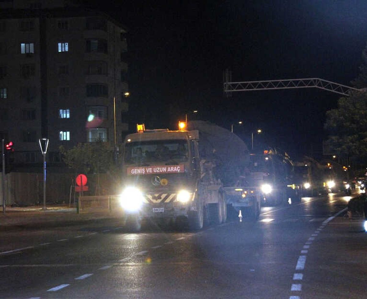 Kilis\'ten İdlib Sınırına Obüs ile Tank Sevkıyatı