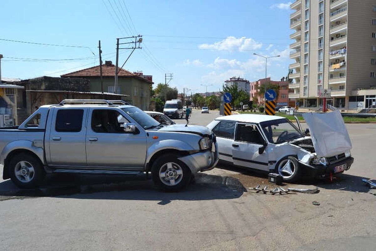 Kozan\'da Trafik Kazası: 3 Yaralı