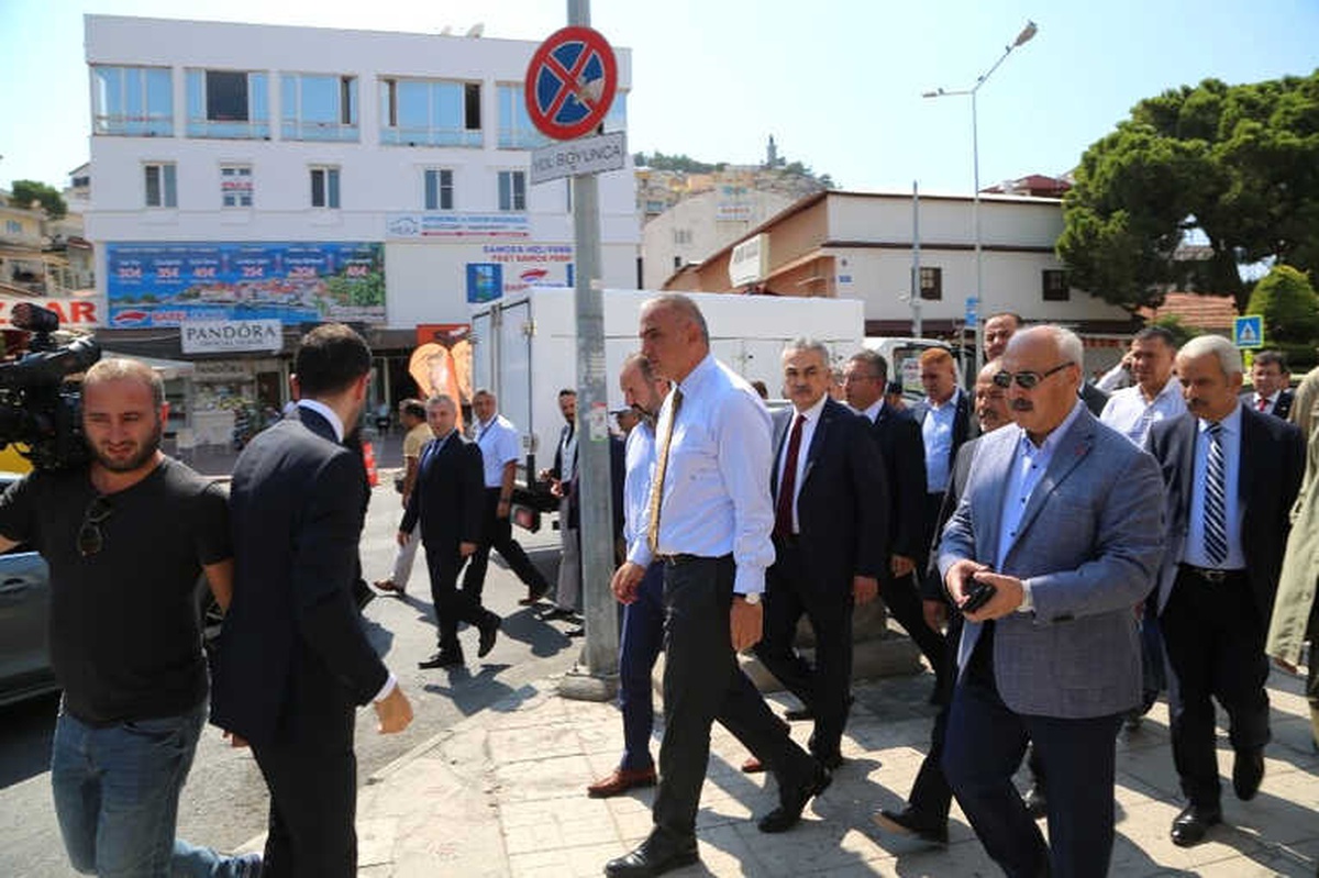 Kültür ve Turizm Bakanı Ersoy, Kuşadası Limanı\'nda İncelemelerde Bulundu