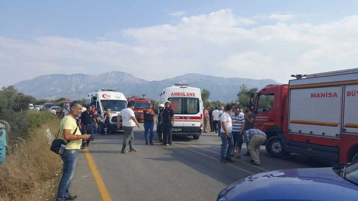 Manisa\'nın Yunusemre İlçesinde Halk Otobüsü ile Otomobilin Çarpışması Sonucu İlk Belirlemelere Göre...