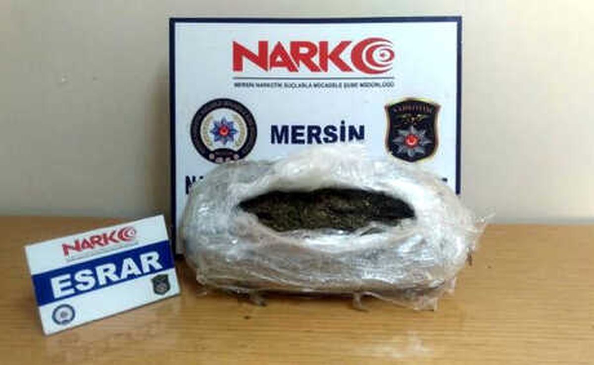 Mersin\'de Streç Filme Sarılı 4 Kilo 300 Gram Esrar Ele Geçirildi