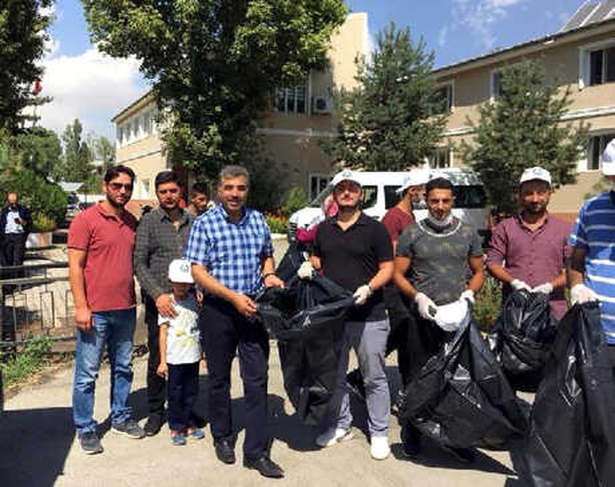 Öğretmen Sosyal Medyadan Çağrı Yaptı, Gönüllüler Sokakları Temizledi