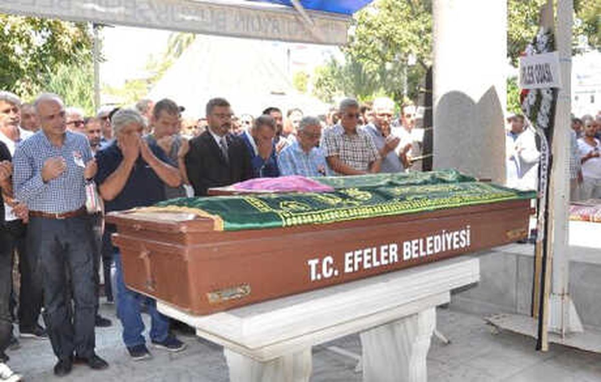 Oğullarını Üniversiteye Götürürken Kazada Ölen Çift, Yan Yana Defnedildi