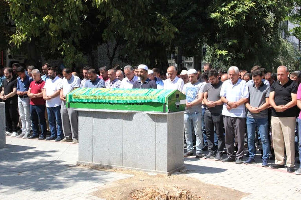 Ölüm Genç Öğretmeni Halı Sahada Yakaladı