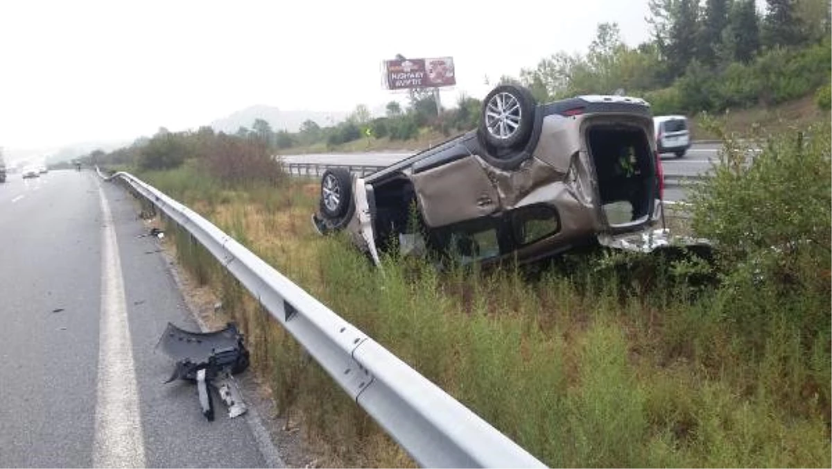 Otomobil, Bariyerlere Çarpıp Takla Attı: 3 Yaralı