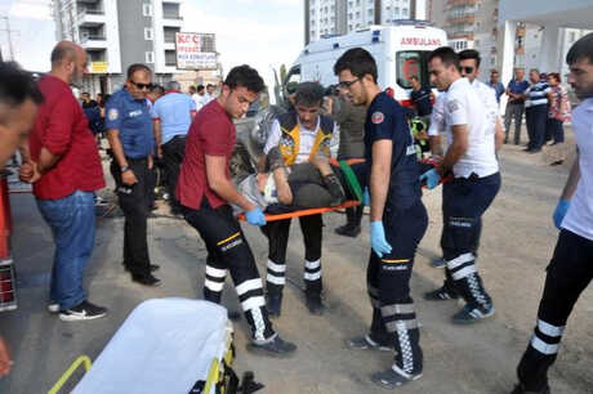 Otomobil, Karşı Şeride Geçip Takla Attı: 2 Ölü, 3 Yaralı