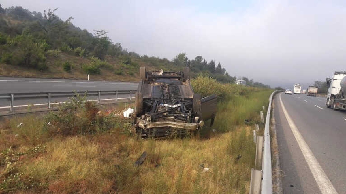 Otomobil Takla Attı 3 Kişi Yaralandı