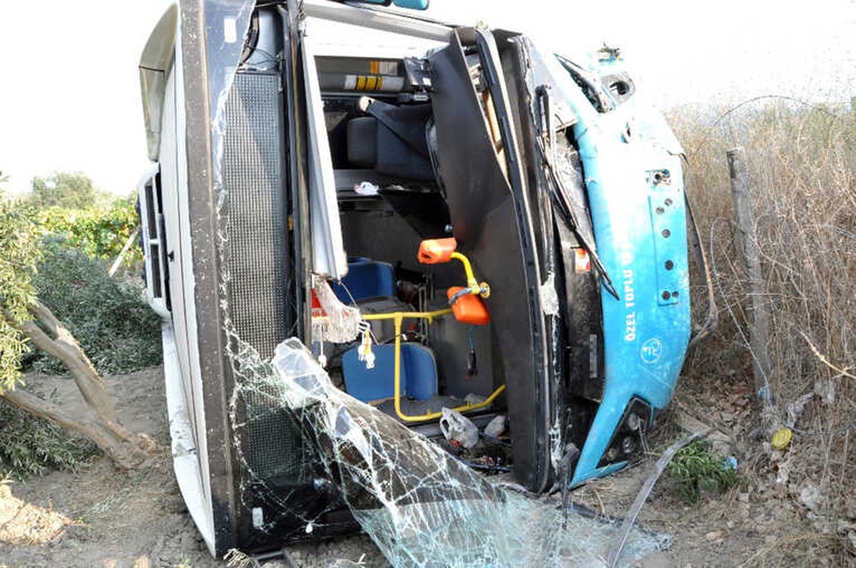 Otomobille Halk Otobüsü Çarpıştı: 24 Yaralı