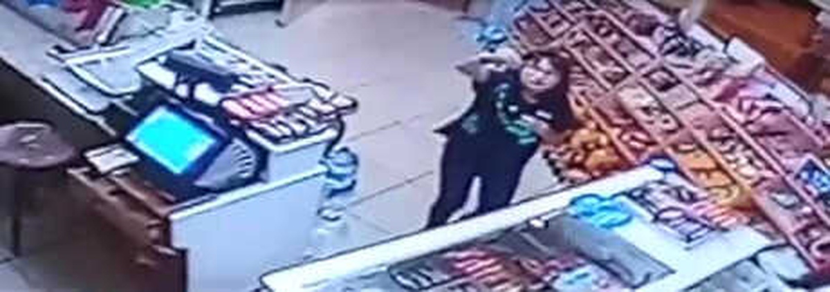 Rüya, Market Sahibini Göremeyince Parayı Kameraya Gösterip Şekeri Aldı