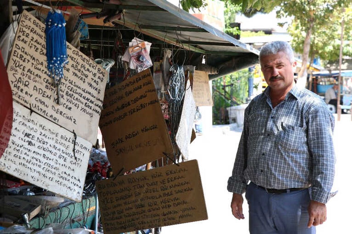Şair Seyyar Satıcı Müşterilerini Şiirle Karşılıyor