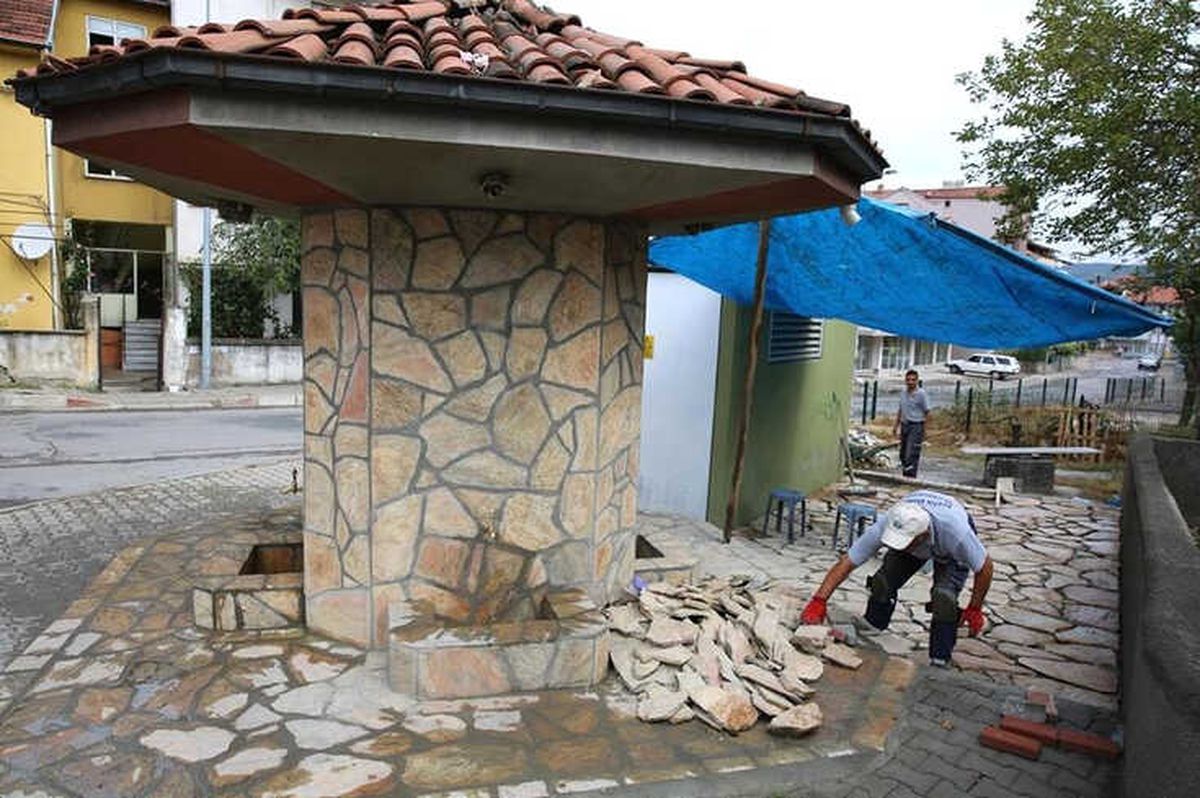 Şemsiyeli Çeşme Güzel Görünüme Kavuşuyor