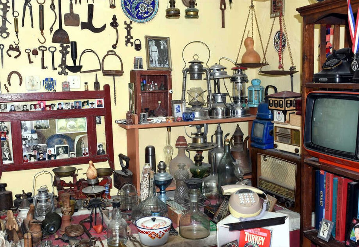 Topladığı Eski Eşyaları Evinde Sergiliyor
