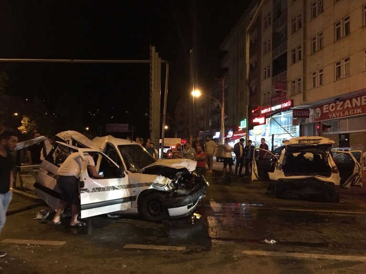 Trabzon\'da Zincirleme Trafik Kazası: 7 Yaralı
