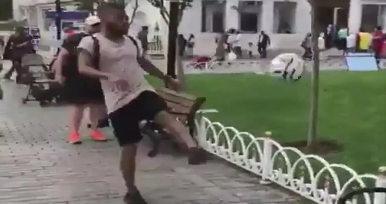 Türkiye\'yi Ziyaret Eden Rafinha, Futbol Oynayan Çocukların Topunu Ağaca Kaçırdı