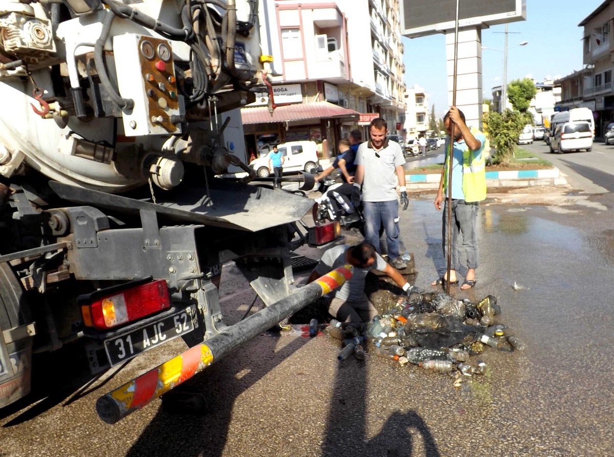 Yağmursuyu Izgaralarına Atılan Çöpler Temizlendi
