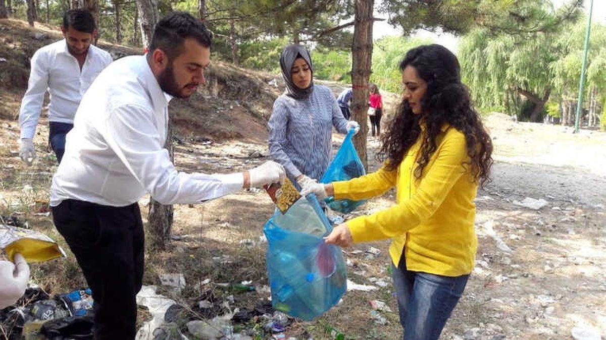 AK Parti\'den Çevre Temizliği Çalışması