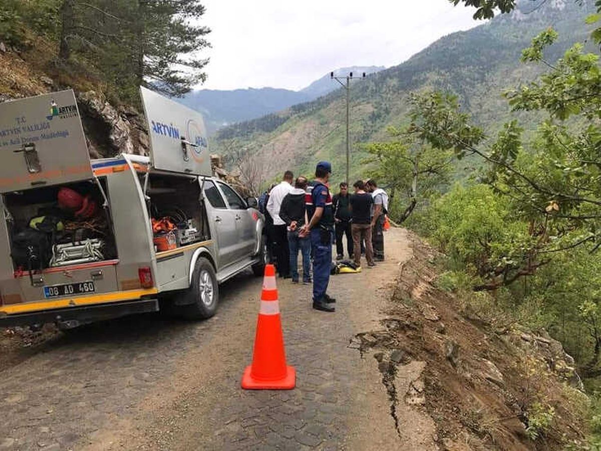 Artvin\'de Kamyon Şarampole Yuvarlandı: 1 Ölü