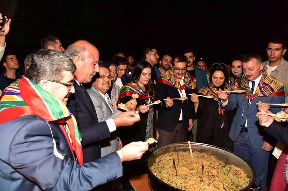 Bakan Dönmez, "Geleneksel Şifalı Pilav Kazanı Kapak Açma" Programına Katıldı