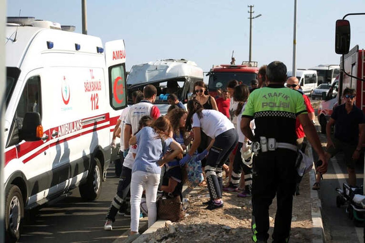 Bodrum\'da Yolcu Minibüsü Devrildi: 16 Yaralı