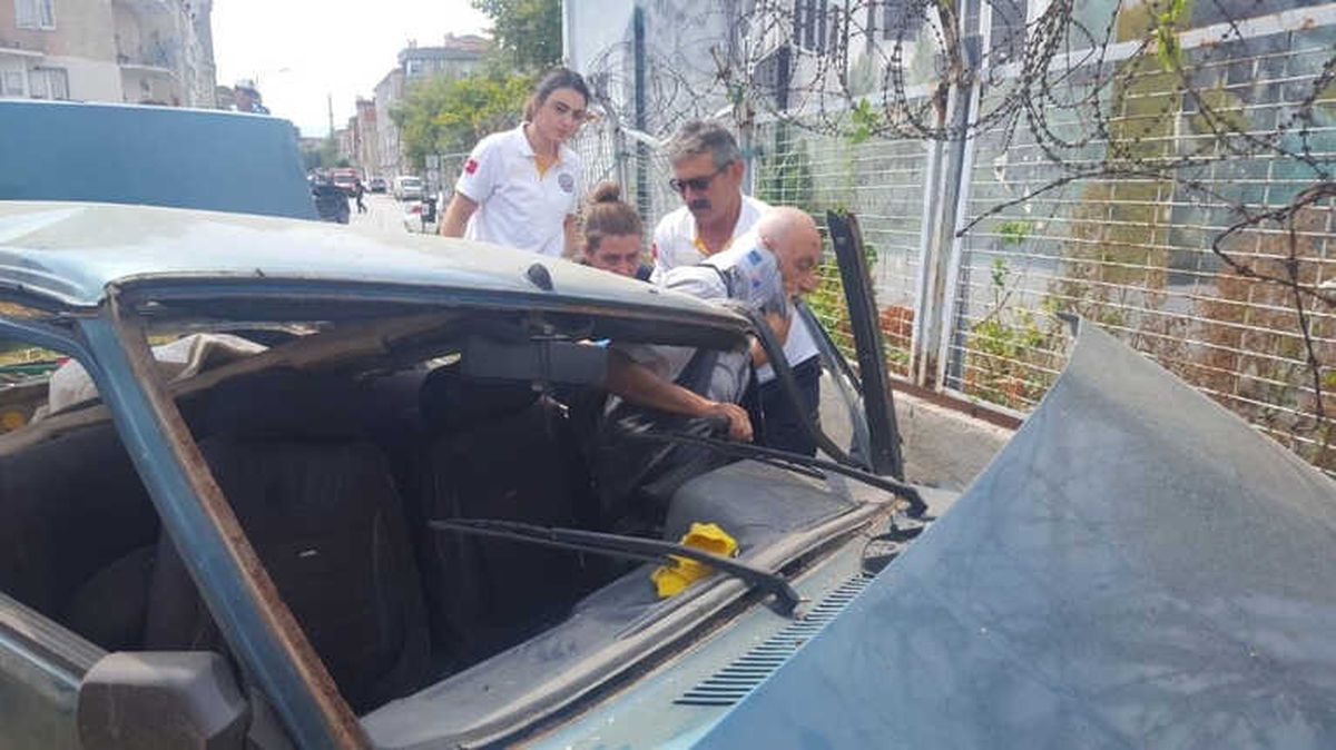 Bursa\'da Duvara Çarpan Otomobil Hurdaya Döndü
