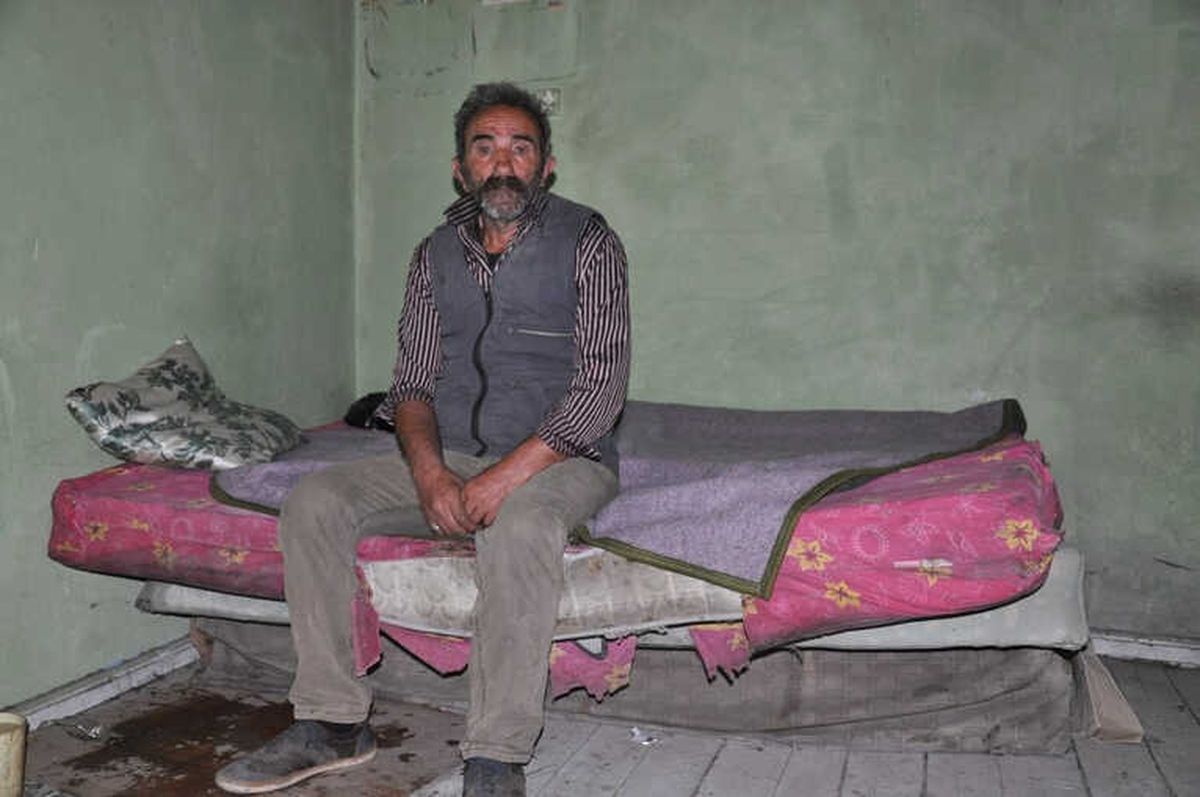 Evsiz Yaşlı Adam Yardım Bekliyor
