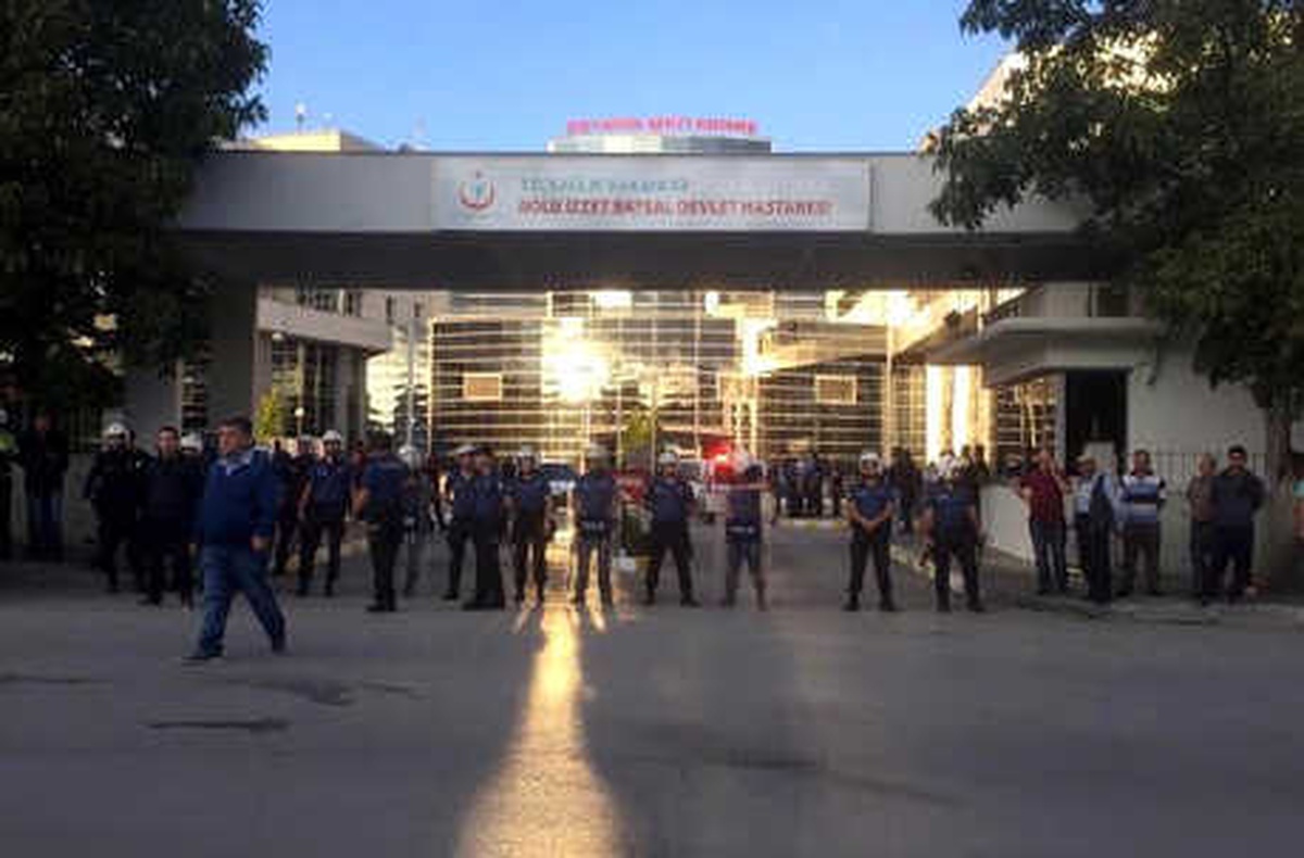 Hırsızlık Şüphelisinin Yakınları Hastane Önünde Olay Çıkardı: 3\'ü Polis 6 Yaralı, 5 Gözaltı
