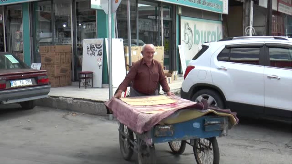 Horoz Halil Emmi" El Arabasıyla Ekmeğini Kazanıyor