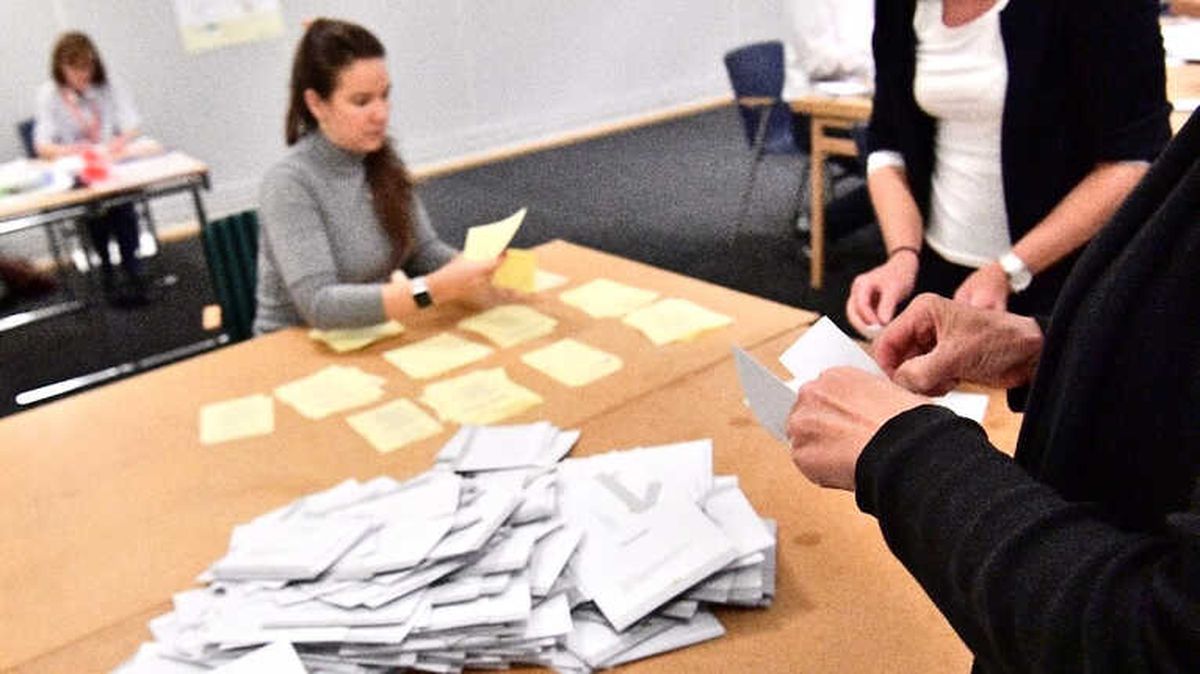 İsveç\'te Aşırı Sağcı İktidar Partisi Seçimleri Önde Götürüyor