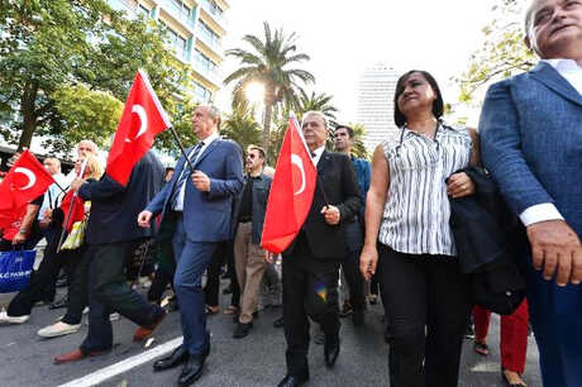 İzmir\'in Düşman İşgalinden Kurtuluş Yıl Dönümüne Coşkulu Kutlama