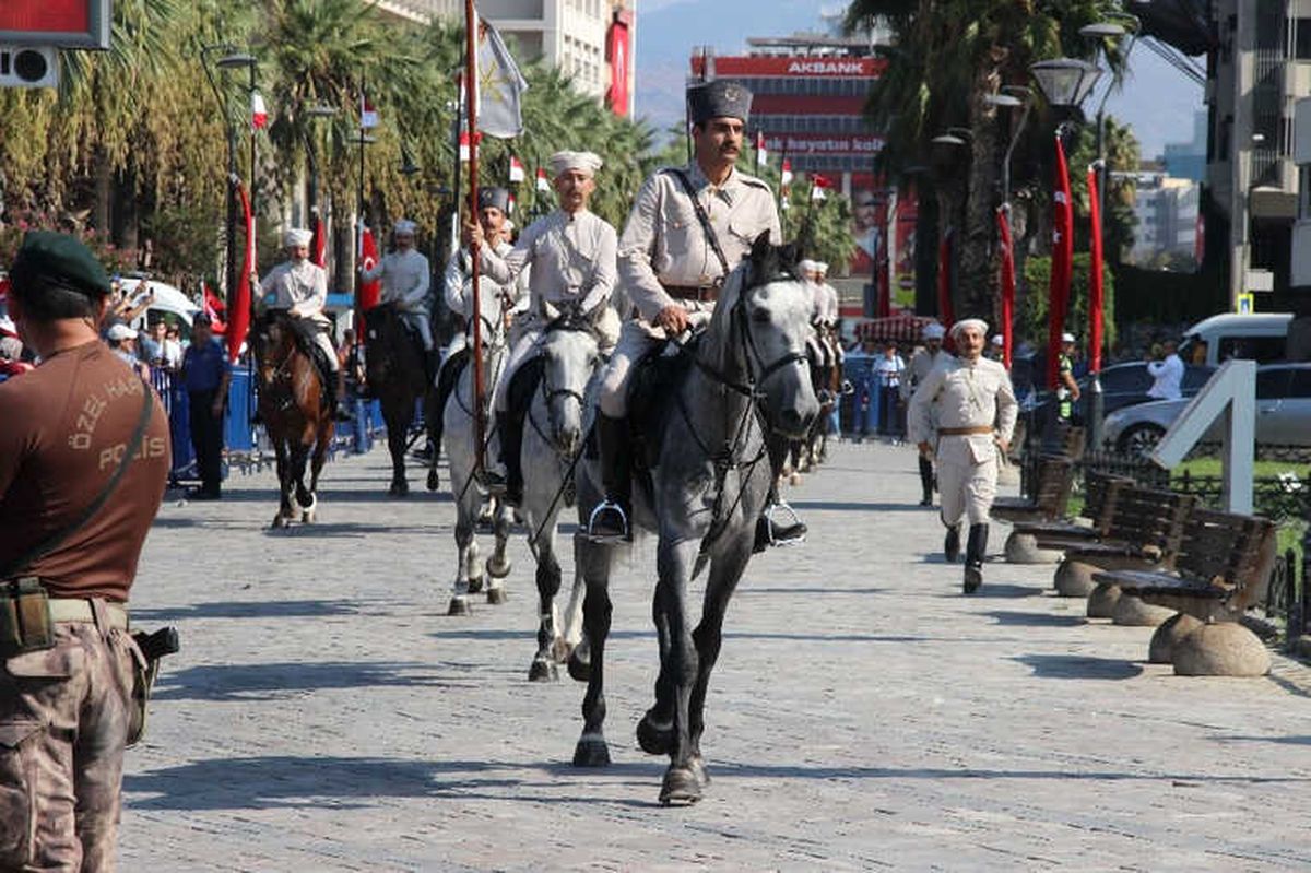 İzmir\'in İşgalden Kurtuluşunun Yıl Dönümünde Duygulandıran Tören
