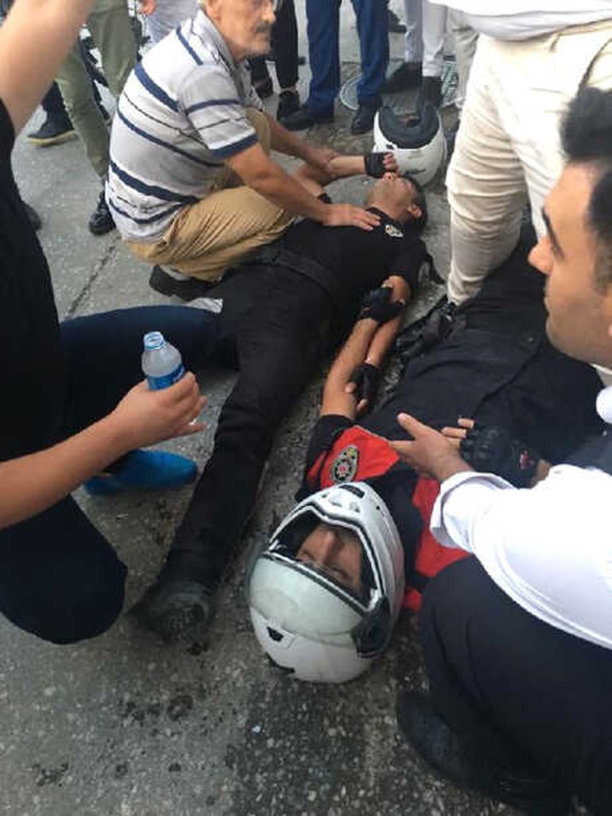 Kamyonetin Çarptığı Polisler Kol-kola Tutundu