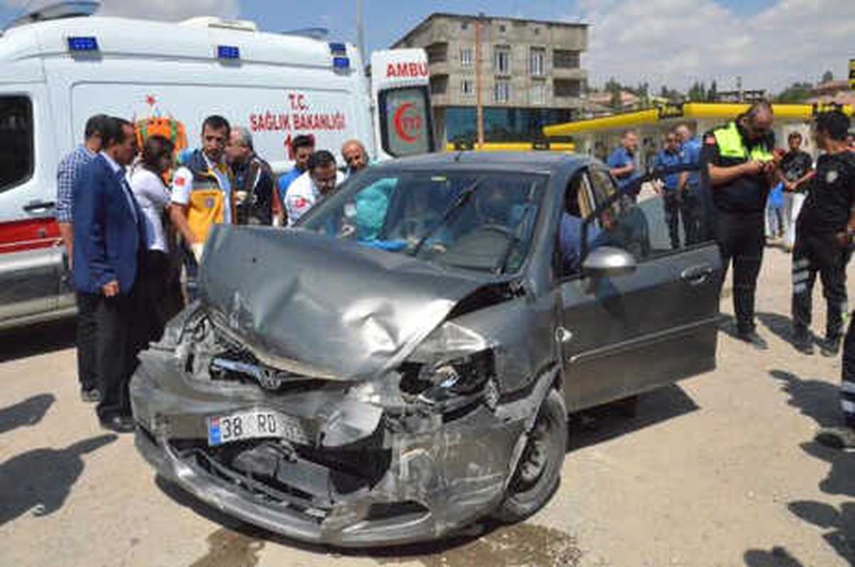 Kazada Otomobilde Sıkışan Kadını Çevredekiler Kurtardı