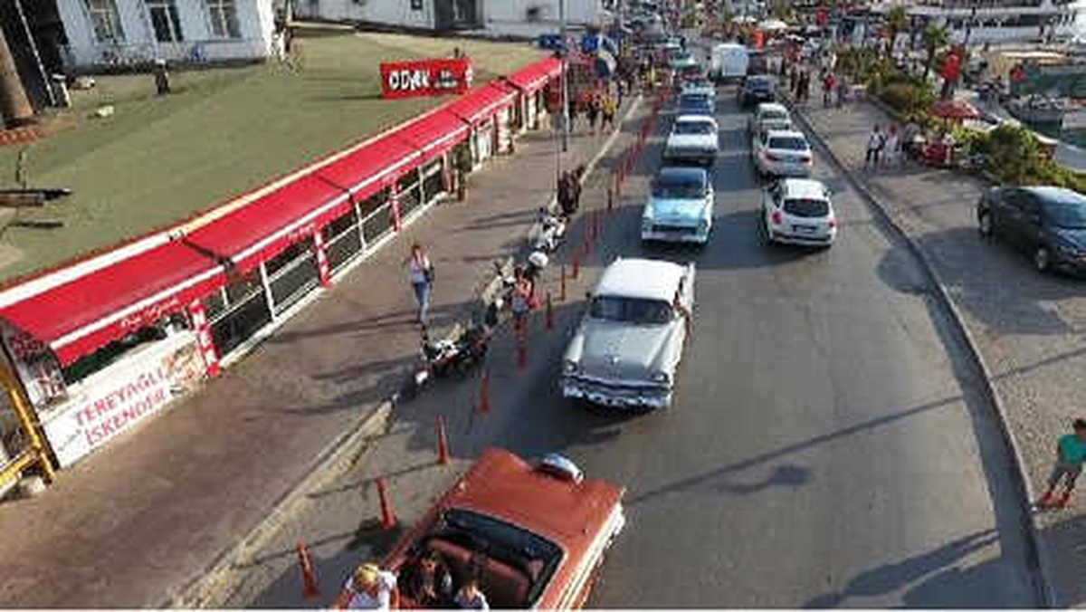 Klasik Otomobil Tutkunları Ayvalık\'ta Buluştu