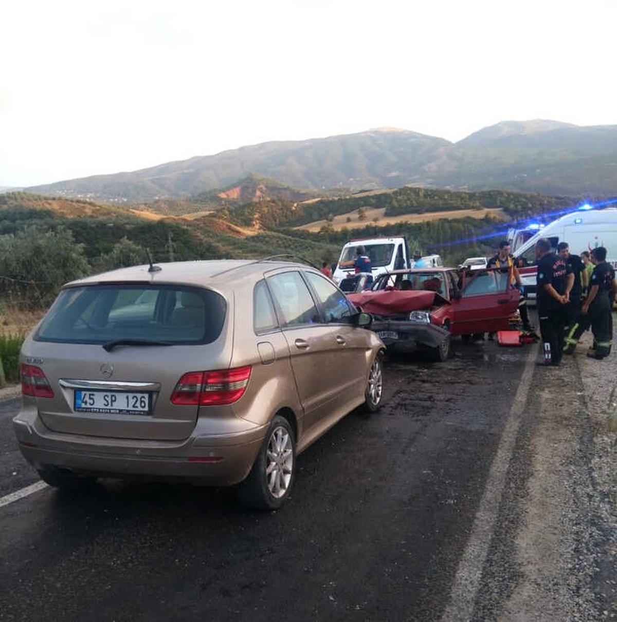 Manisa\'da İki Otomobil Kafa Kafaya Çarpıştı: 8 Yaralı
