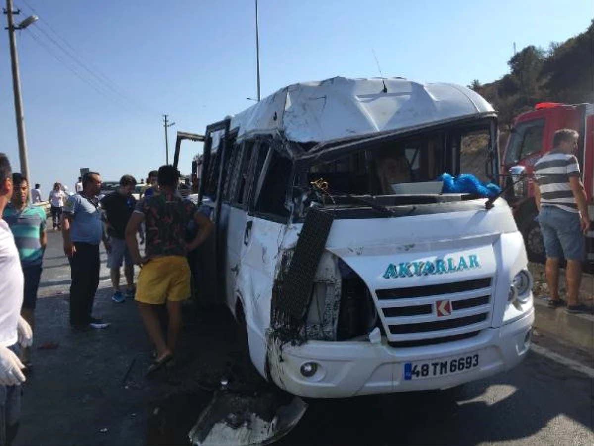 Muğla\'da Yolcu Minibüsü Devrildi: 16 Yaralı