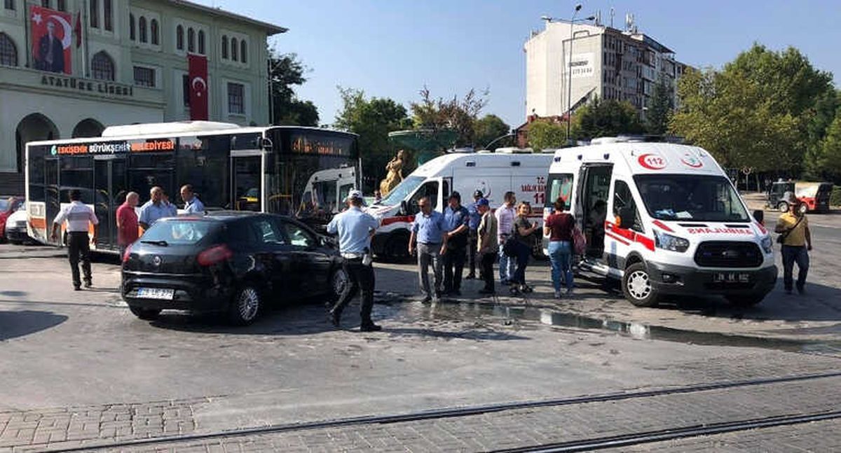 Otobüs ile Otomobil Çarpıştı; 2 Yaralı