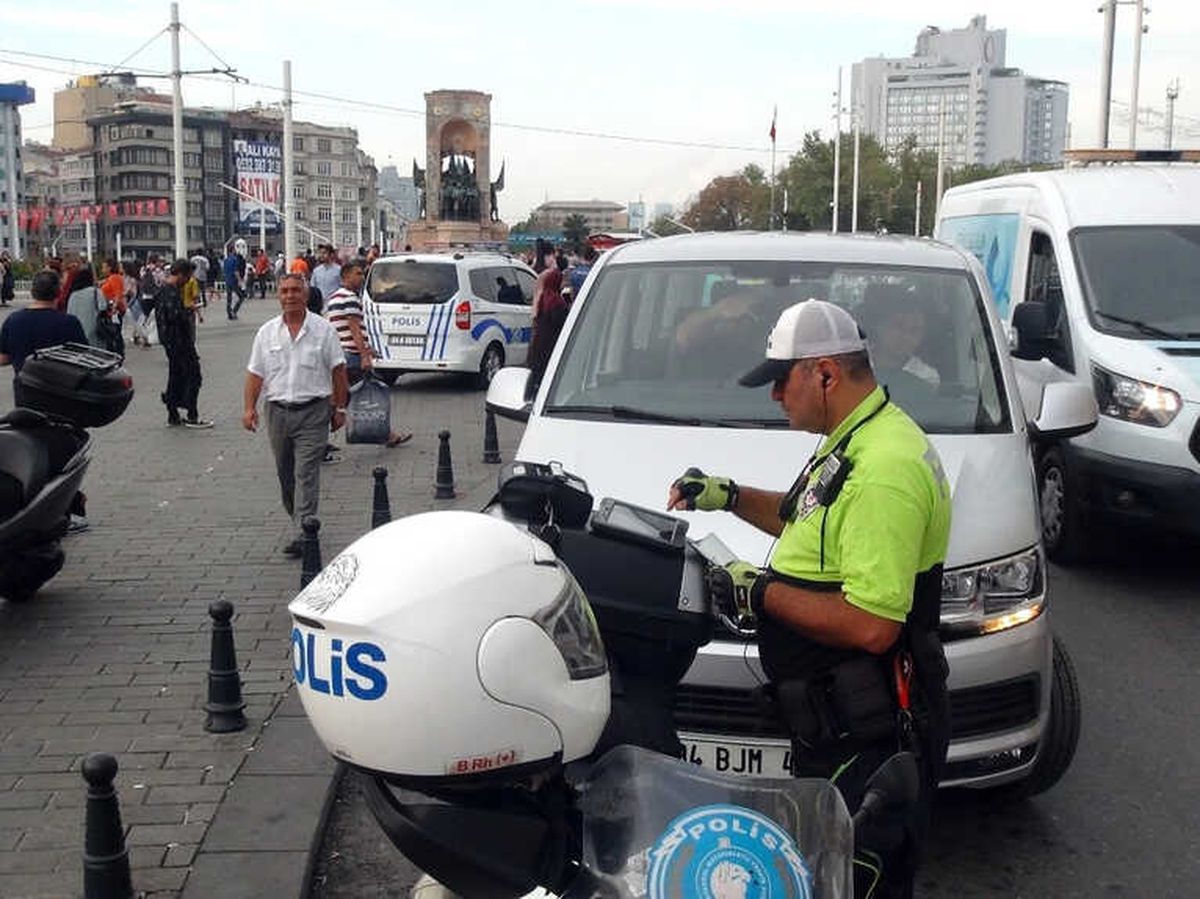 Taksim\'de Kurallara Uymayan Sürücülere Ceza Yağdı