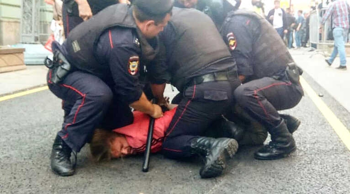 Rusya\'da İzinsiz Gösteri Yapan 100 Kişi Gözaltına Alındı