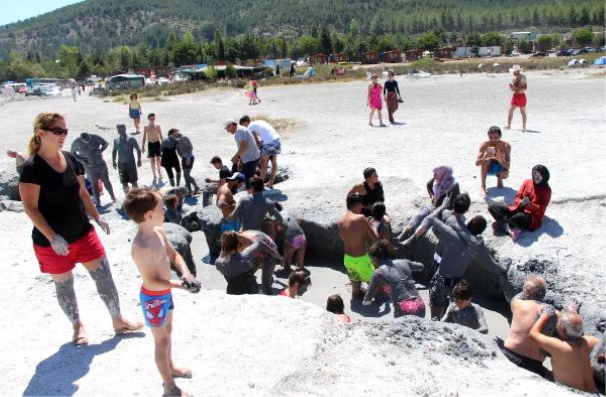 Salda Gölü Kıyısında Çamur Banyosuyla Şifa Arıyorlar