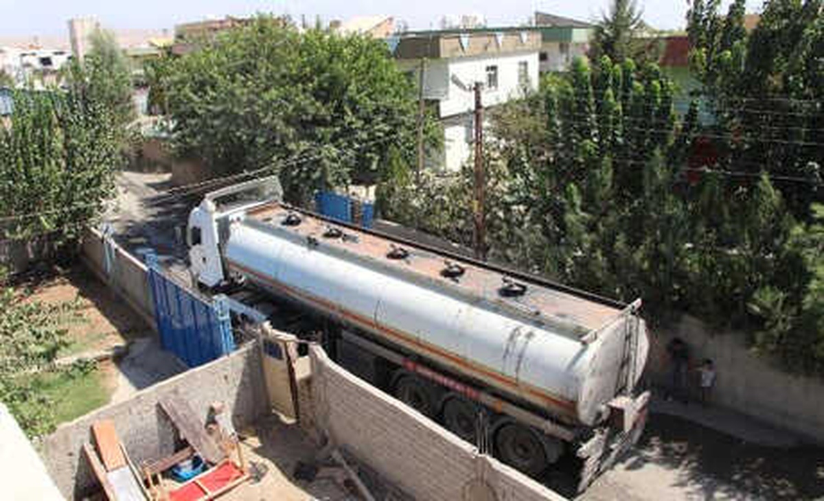 Silopi\'de Büyük Araçların Dar Sokakları Kullanmasına Mahalleliden Tepki