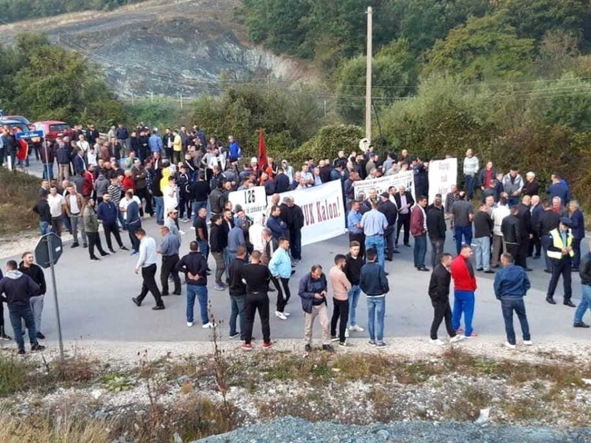 Sırbistan Cumhurbaşkanı Vuçiç\'in Kosova\'da Sırp Köyünü Ziyaretine Barikatlı Engel