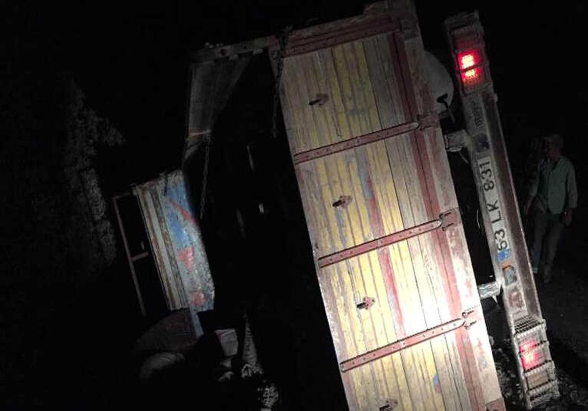 Tarım İşçilerini Taşıyan Kamyon Devrildi: 17 Yaralı