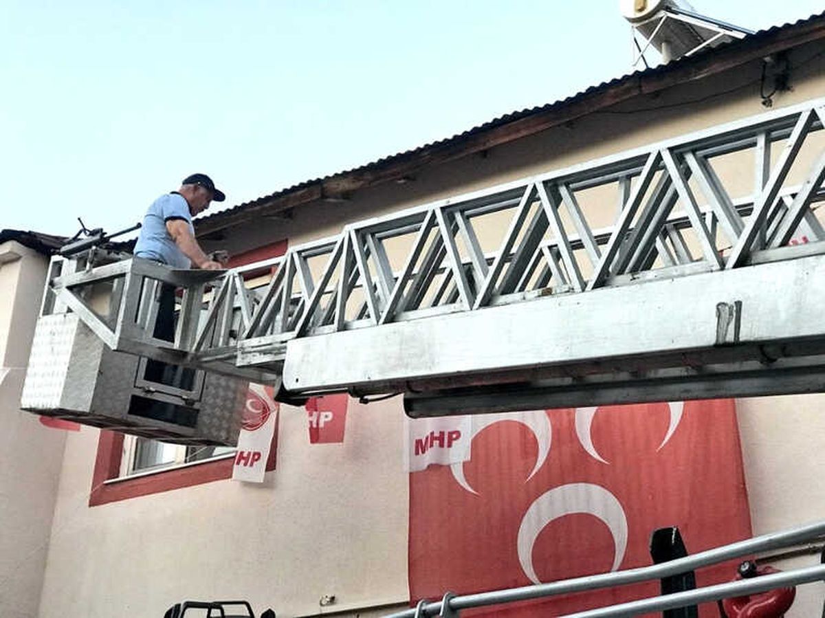 Telde Asılı Kalan Karga Kurtarıldı
