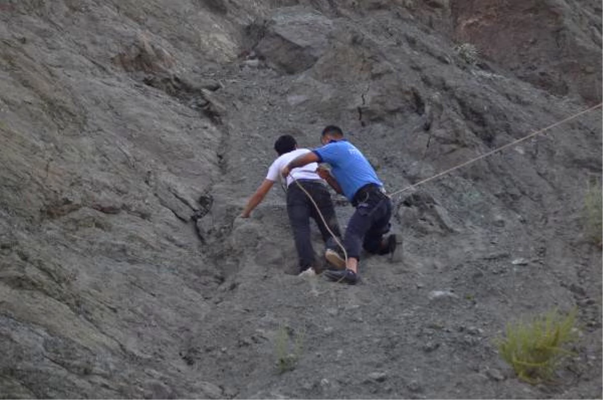 Tırmandığı Yamaçta Mahsur Kalan Genci İtfaiye Ekibi Kurtardı
